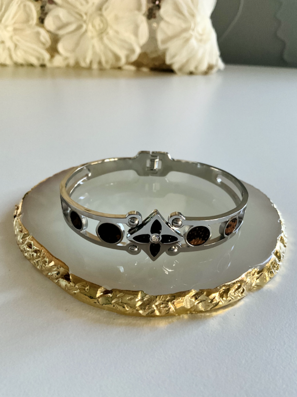 Strong Silver Clover