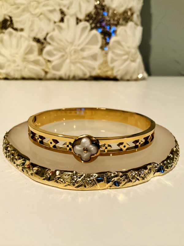 Goldy Clover in Beauties