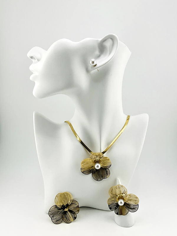 Pearl and Flowers is our Jewelry Set from Trendy of Gold Ways Collection