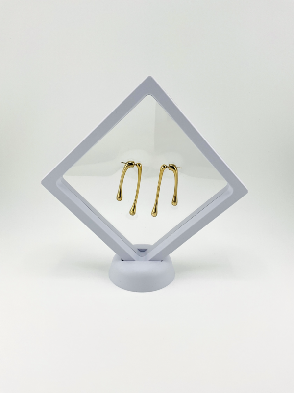 Bend for a touch is our Earrings from Elegant of Feelings Collection