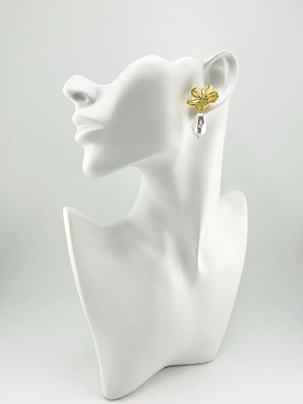 Flower and Sweetwater Pearl is our Earrings from Floral of Gold Collection