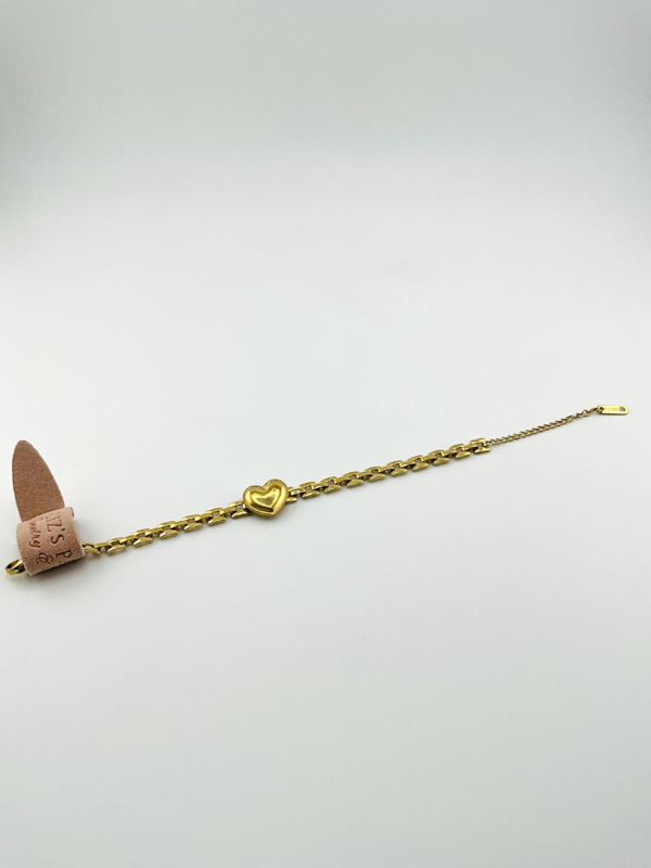 Elegant Italian Link and Heart is our Bracelet from Trendy of the Gold Collection