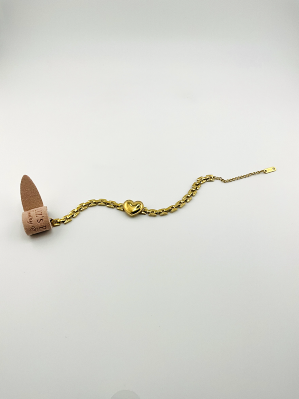 Elegant Italian Link and Heart is our Bracelet from Trendy of the Gold Collection