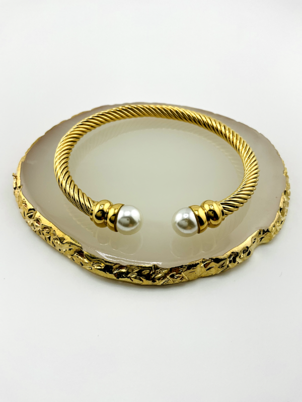Classic DY Cable and Pearl our Trendy Version from the Elegance - Pearl and Gold Finish Collection
